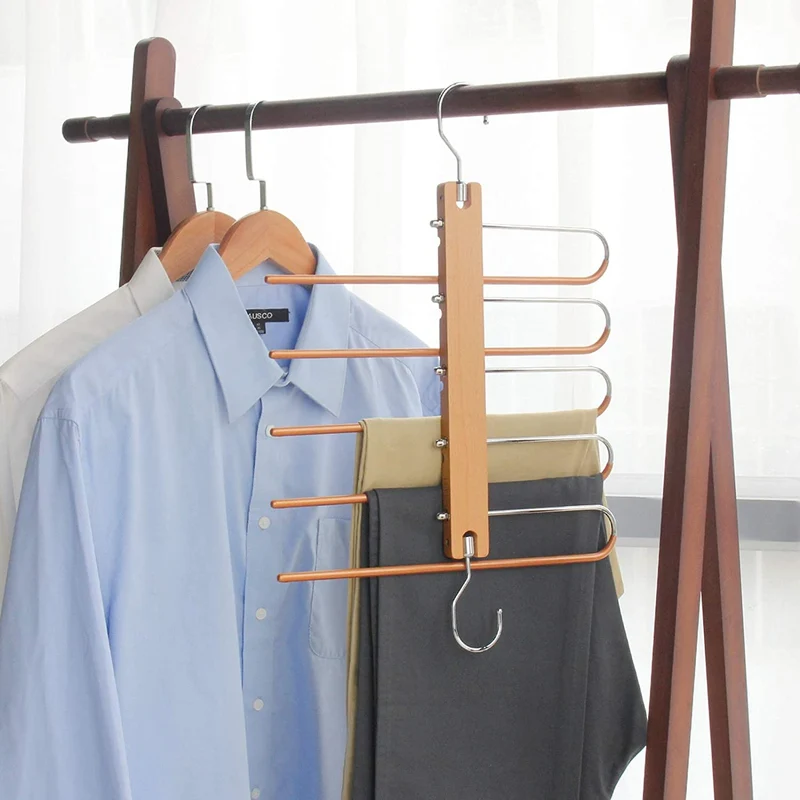 Platzsparende Kleiderbügel für magische Hosen im Schrank