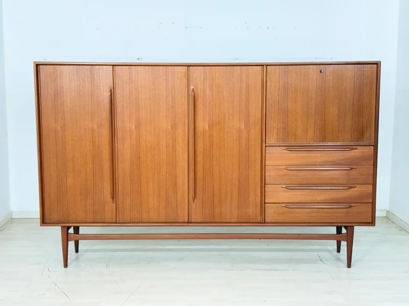 Mid-Century Teak Highboard der 60er Jahre – Wohnzimmerschrank - Anrichte