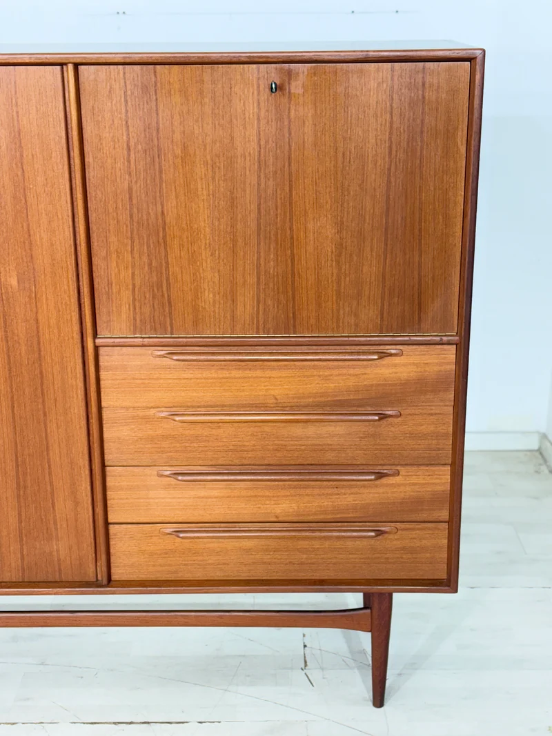 Mid-Century Teak Highboard der 60er Jahre – Wohnzimmerschrank - Anrichte
