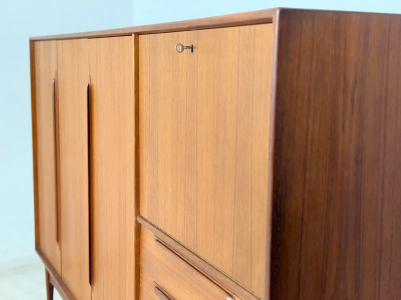 Mid-Century Teak Highboard der 60er Jahre – Wohnzimmerschrank - Anrichte
