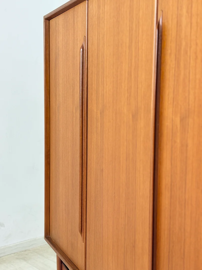 Mid-Century Teak Highboard der 60er Jahre – Wohnzimmerschrank - Anrichte