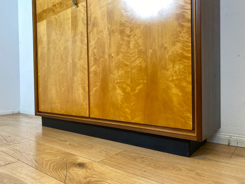 Stilvoller und besonders schmaler Mid-Century Schrank mit Regalböden I Flurschrank Wäscheschrank Kleiderschrank Garderobe Schuhschrank Rockabilly Vintage 50er 60er I