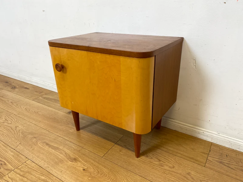 Freundlicher heller Mid-Century Nachttisch mit Schublade und konischen Füssen I Nachtkommode Nachtschrank Nachtschränkchen Kommode Beistelltisch 50er 60er Rockabilly Vintage I