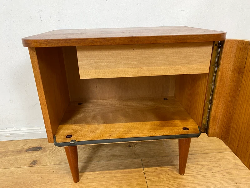 Freundlicher heller Mid-Century Nachttisch mit Schublade und konischen Füssen I Nachtkommode Nachtschrank Nachtschränkchen Kommode Beistelltisch 50er 60er Rockabilly Vintage I
