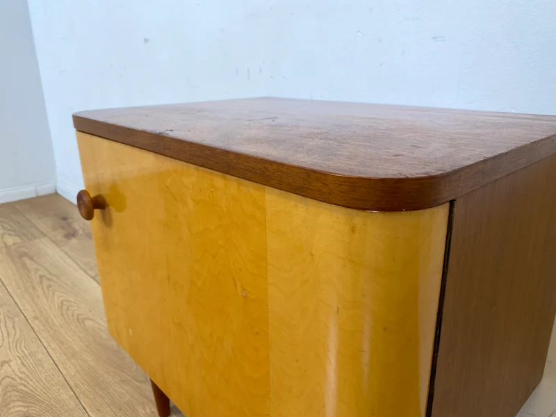Freundlicher heller Mid-Century Nachttisch mit Schublade und konischen Füssen I Nachtkommode Nachtschrank Nachtschränkchen Kommode Beistelltisch 50er 60er Rockabilly Vintage I