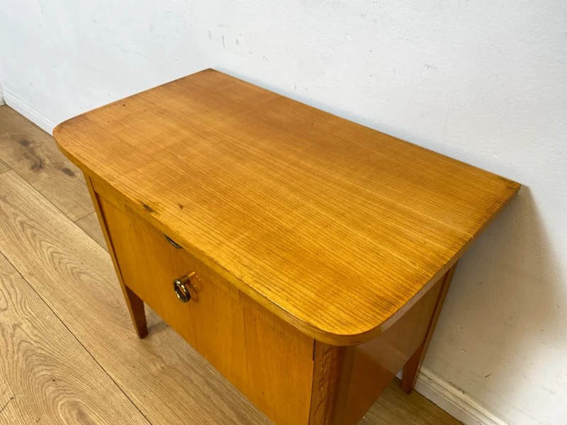 Sehr schöner heller Mid-Century Nachttisch mit Schublade , Klappe & Messinggriffen I Nachtkommode Nachtschrank Nachtschränkchen Kommode Beistelltisch 50er 60er Vintage I