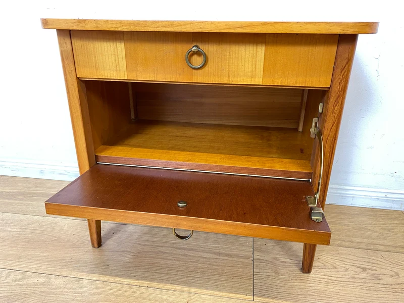 Sehr schöner heller Mid-Century Nachttisch mit Schublade , Klappe & Messinggriffen I Nachtkommode Nachtschrank Nachtschränkchen Kommode Beistelltisch 50er 60er Vintage I