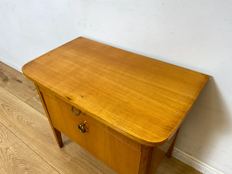 Sehr schöner heller Mid-Century Nachttisch mit Schublade , Klappe & Messinggriffen I Nachtkommode Nachtschrank Nachtschränkchen Kommode Beistelltisch 50er 60er Vintage I