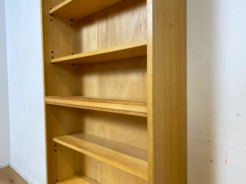Minimalistisches und gut erhaltenes sehr hohes Mid-Century Bücherregal mit verstellbaren Regalböden I Regal Holzregal Bücherschrank Küchenregal Retro Vintage I