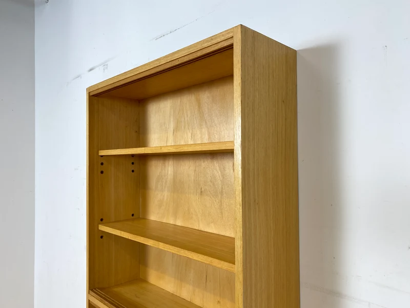 Minimalistisches und gut erhaltenes sehr hohes Mid-Century Bücherregal mit verstellbaren Regalböden I Regal Holzregal Bücherschrank Küchenregal Retro Vintage I