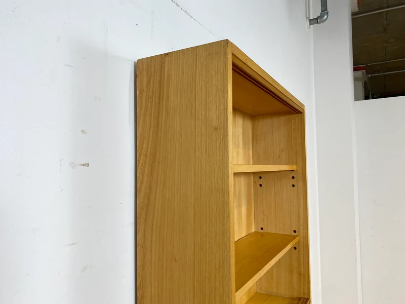 Minimalistisches und gut erhaltenes sehr hohes Mid-Century Bücherregal mit verstellbaren Regalböden I Regal Holzregal Bücherschrank Küchenregal Retro Vintage I