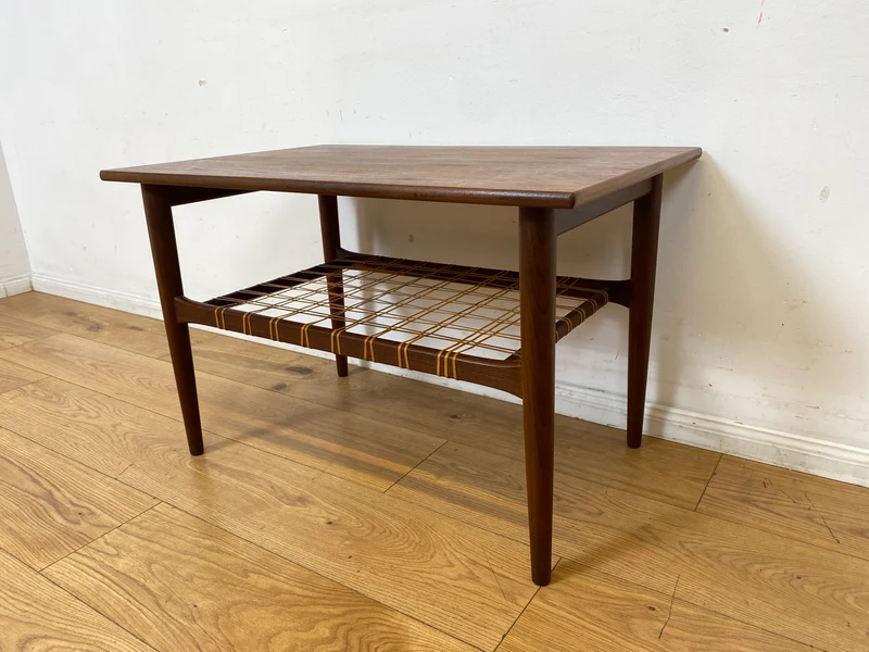 Stilvoller Mid-Century Couchtisch in Teakholz von Ilse Möbel in skandinavischem Design mit Naturgeflecht Ablage I Wohnzimmertisch Coffee Table Danish Design Vintage 60er I