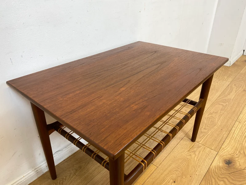 Stilvoller Mid-Century Couchtisch in Teakholz von Ilse Möbel in skandinavischem Design mit Naturgeflecht Ablage I Wohnzimmertisch Coffee Table Danish Design Vintage 60er I