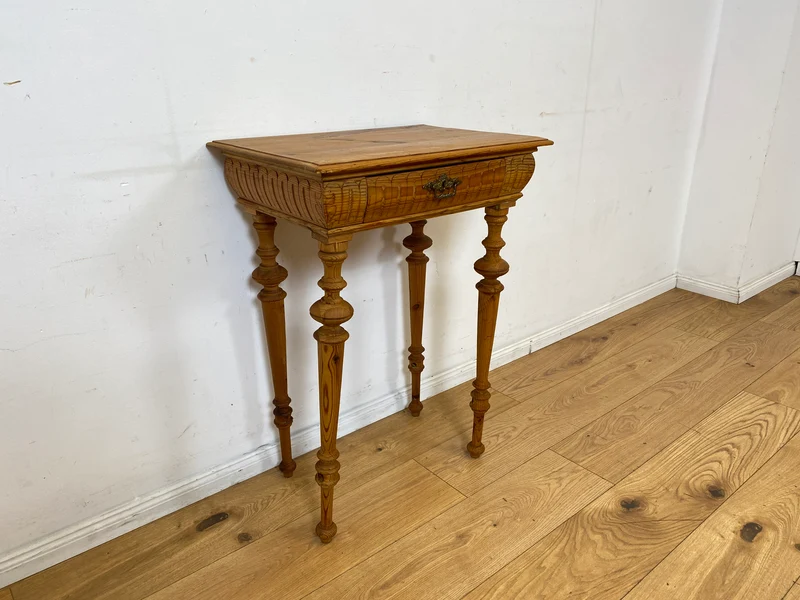 Hübscher kleiner antiker Beistelltisch mit Schublade und Messinggriffen I Kiefernholz , um 1880 I Nähtisch Kommode Ablage Konsolentisch Konsole Gründerzeit Vintage Weichholz I