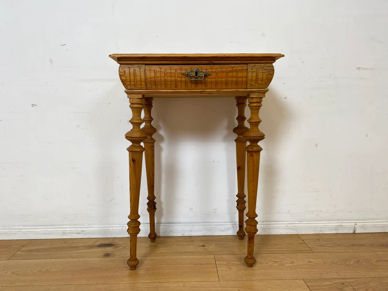 Hübscher kleiner antiker Beistelltisch mit Schublade und Messinggriffen I Kiefernholz , um 1880 I Nähtisch Kommode Ablage Konsolentisch Konsole Gründerzeit Vintage Weichholz I