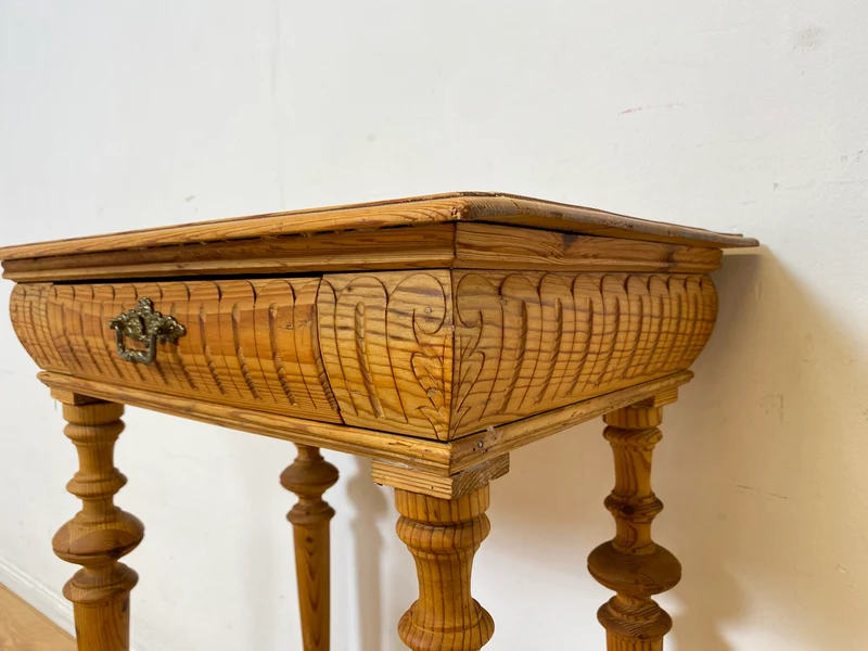 Hübscher kleiner antiker Beistelltisch mit Schublade und Messinggriffen I Kiefernholz , um 1880 I Nähtisch Kommode Ablage Konsolentisch Konsole Gründerzeit Vintage Weichholz I