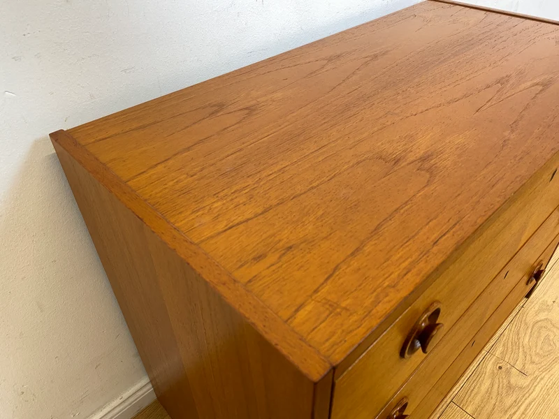 Stilvolle & sehr gut erhaltene skandinavische Kommode in Teakholz mit Schubladen & Holzgriffen I Schubladenkommode Sideboard Wäschekommode 60er 70er Vintage Danish Design I