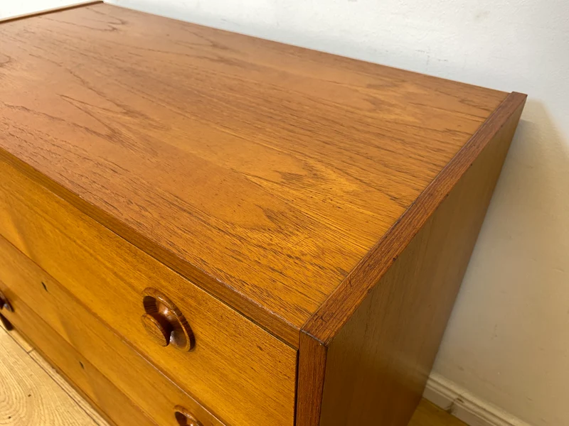 Stilvolle & sehr gut erhaltene skandinavische Kommode in Teakholz mit Schubladen & Holzgriffen I Schubladenkommode Sideboard Wäschekommode 60er 70er Vintage Danish Design I