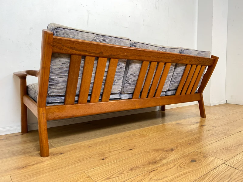 Stilvolles und hochwertiges skandinavisches Sofa aus Teakholz mit Originalbezug und Federkern I Couch 3-Sitzer 3er Danish Design Mid-Century Vintage 60er 70er Teak I