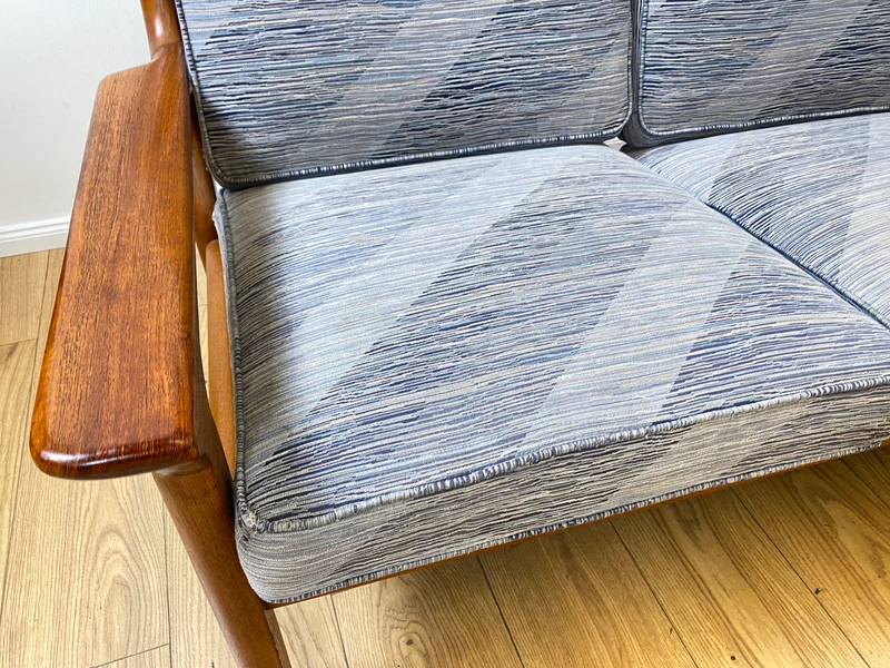 Stilvolles und hochwertiges skandinavisches Sofa aus Teakholz mit Originalbezug und Federkern I Couch 3-Sitzer 3er Danish Design Mid-Century Vintage 60er 70er Teak I