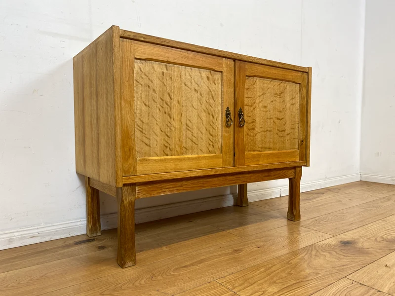 Hübsche und gut erhaltene helle skandinavische Kommode in Eiche mit Messinggriffen I Sideboard Schrank Wäschekommode Schuhschrank TV Bank 70er Mid-Century Vintage I