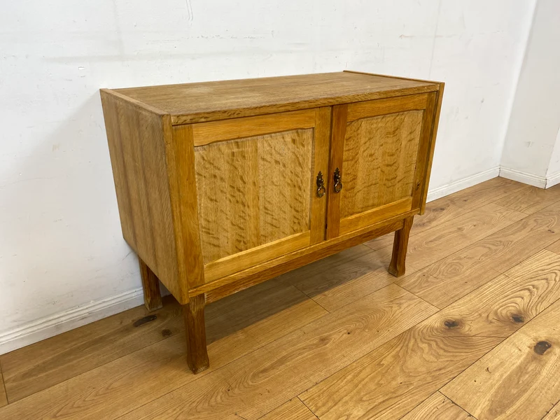 Hübsche und gut erhaltene helle skandinavische Kommode in Eiche mit Messinggriffen I Sideboard Schrank Wäschekommode Schuhschrank TV Bank 70er Mid-Century Vintage I