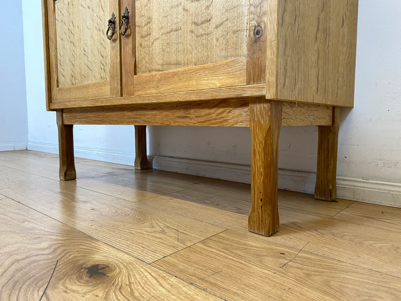 Hübsche und gut erhaltene helle skandinavische Kommode in Eiche mit Messinggriffen I Sideboard Schrank Wäschekommode Schuhschrank TV Bank 70er Mid-Century Vintage I