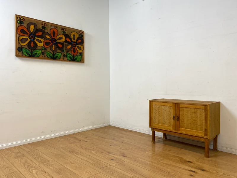 Hübsche und gut erhaltene helle skandinavische Kommode in Eiche mit Messinggriffen I Sideboard Schrank Wäschekommode Schuhschrank TV Bank 70er Mid-Century Vintage I
