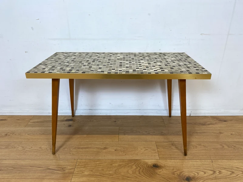 Kultiger hoher Mid-Century Couchtisch mit Mosaik Fliesen und konischen Füßen