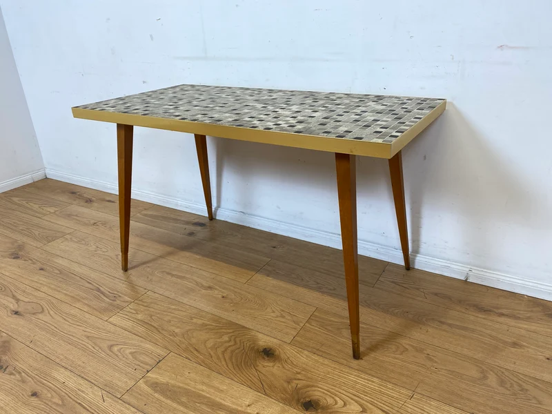 Kultiger hoher Mid-Century Couchtisch mit Mosaik Fliesen und konischen Füßen