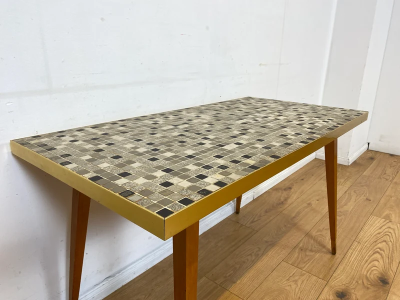 Kultiger hoher Mid-Century Couchtisch mit Mosaik Fliesen und konischen Füßen
