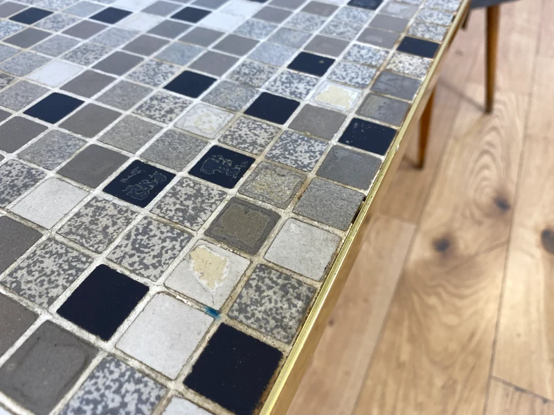 Kultiger hoher Mid-Century Couchtisch mit Mosaik Fliesen und konischen Füßen