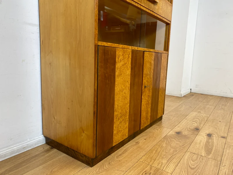 Schöne 50er Jahre Vitrine aus vollem Holz in Maserbirke I Schrank Glasvitrine Wohnzimmerschrank Highboard Bücherschrank Geschirrschrank Vintage Mid-Century 60er I