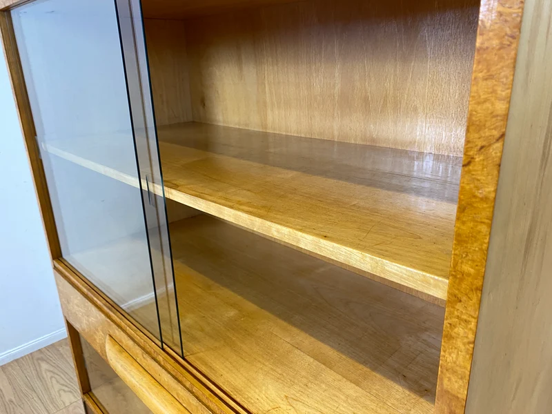 Schöne 50er Jahre Vitrine aus vollem Holz in Maserbirke I Schrank Glasvitrine Wohnzimmerschrank Highboard Bücherschrank Geschirrschrank Vintage Mid-Century 60er I
