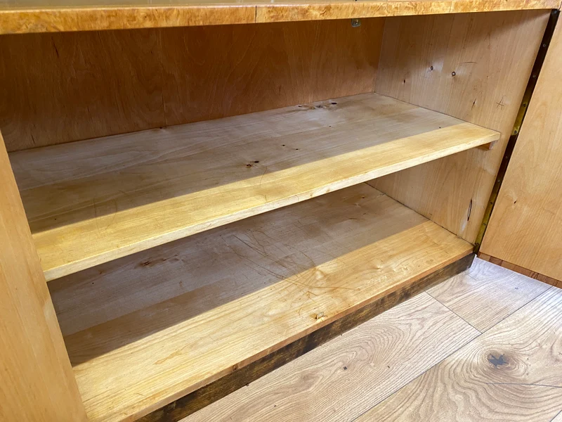 Schöne 50er Jahre Vitrine aus vollem Holz in Maserbirke I Schrank Glasvitrine Wohnzimmerschrank Highboard Bücherschrank Geschirrschrank Vintage Mid-Century 60er I