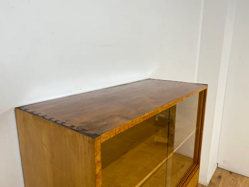 Schöne 50er Jahre Vitrine aus vollem Holz in Maserbirke I Schrank Glasvitrine Wohnzimmerschrank Highboard Bücherschrank Geschirrschrank Vintage Mid-Century 60er I