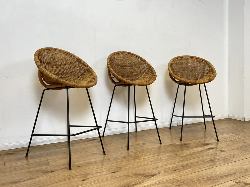 Formschöner 70er Jahre Barhocker aus Metall mit Sitz aus geflochtenem Rattan