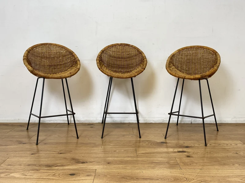 Formschöner 70er Jahre Barhocker aus Metall mit Sitz aus geflochtenem Rattan