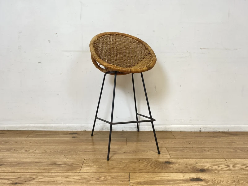 Formschöner 70er Jahre Barhocker aus Metall mit Sitz aus geflochtenem Rattan