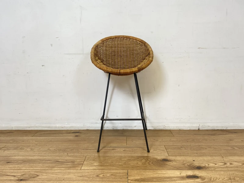 Formschöner 70er Jahre Barhocker aus Metall mit Sitz aus geflochtenem Rattan