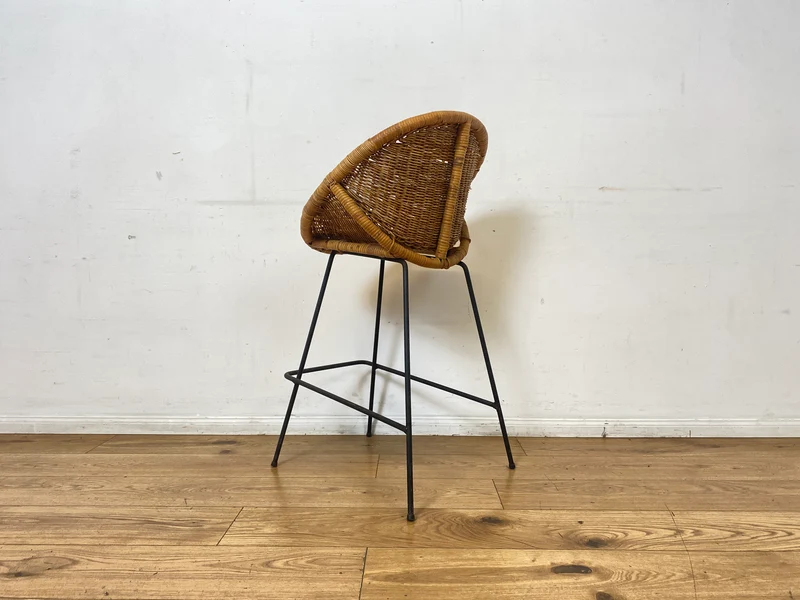 Formschöner 70er Jahre Barhocker aus Metall mit Sitz aus geflochtenem Rattan