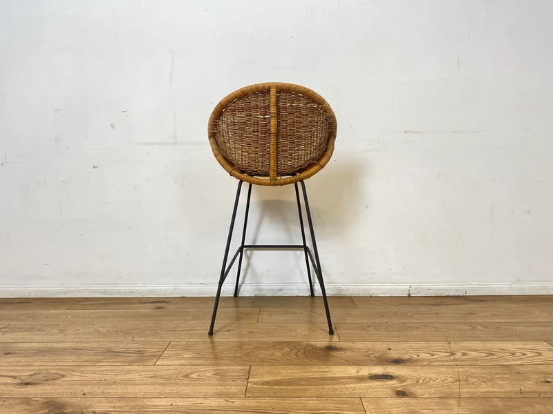 Formschöner 70er Jahre Barhocker aus Metall mit Sitz aus geflochtenem Rattan