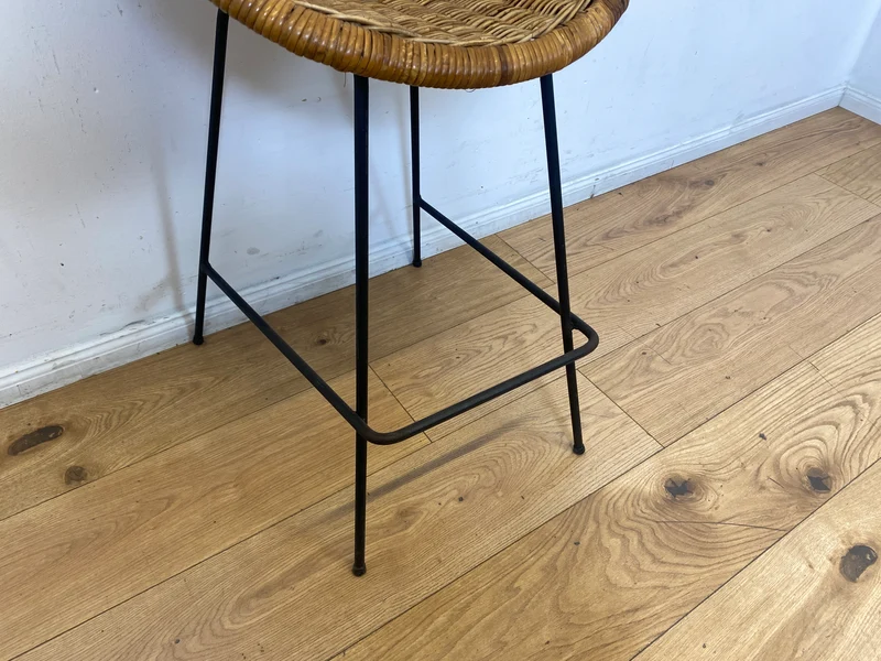 Formschöner 70er Jahre Barhocker aus Metall mit Sitz aus geflochtenem Rattan