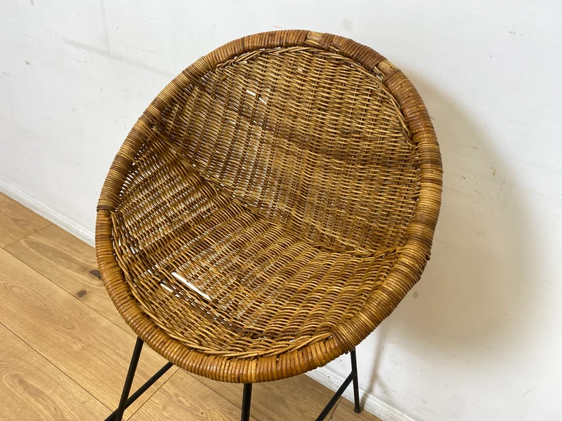 Formschöner 70er Jahre Barhocker aus Metall mit Sitz aus geflochtenem Rattan