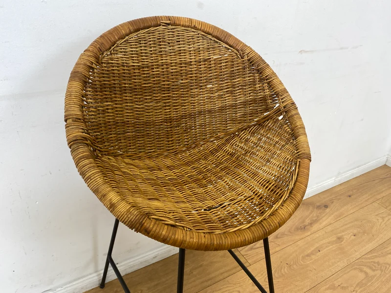 Formschöner 70er Jahre Barhocker aus Metall mit Sitz aus geflochtenem Rattan