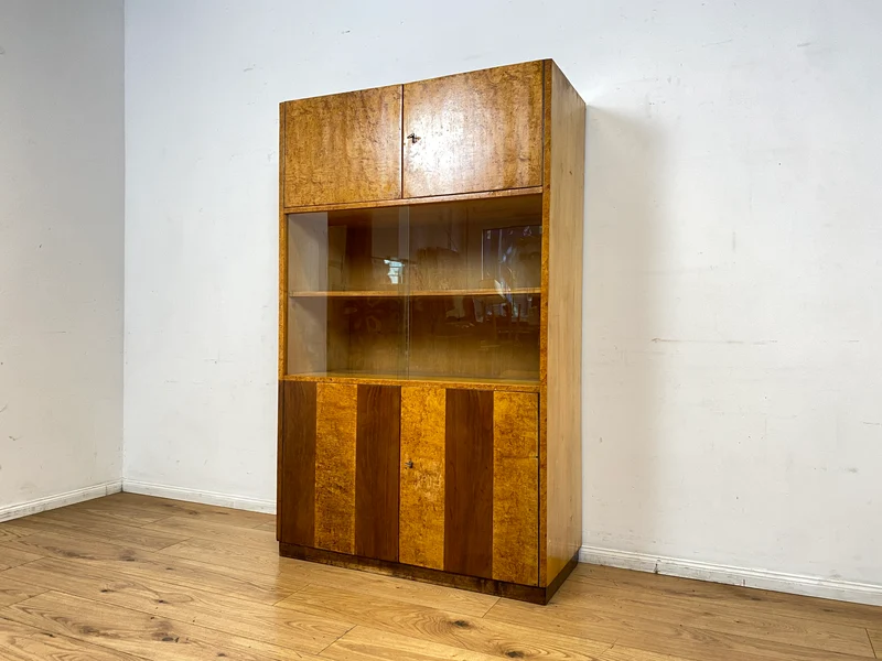 Stilvolle 50er Jahre Vitrine aus vollem Holz in Maserbirke