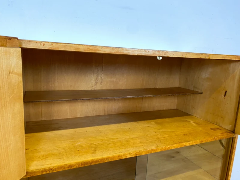 Stilvolle 50er Jahre Vitrine aus vollem Holz in Maserbirke