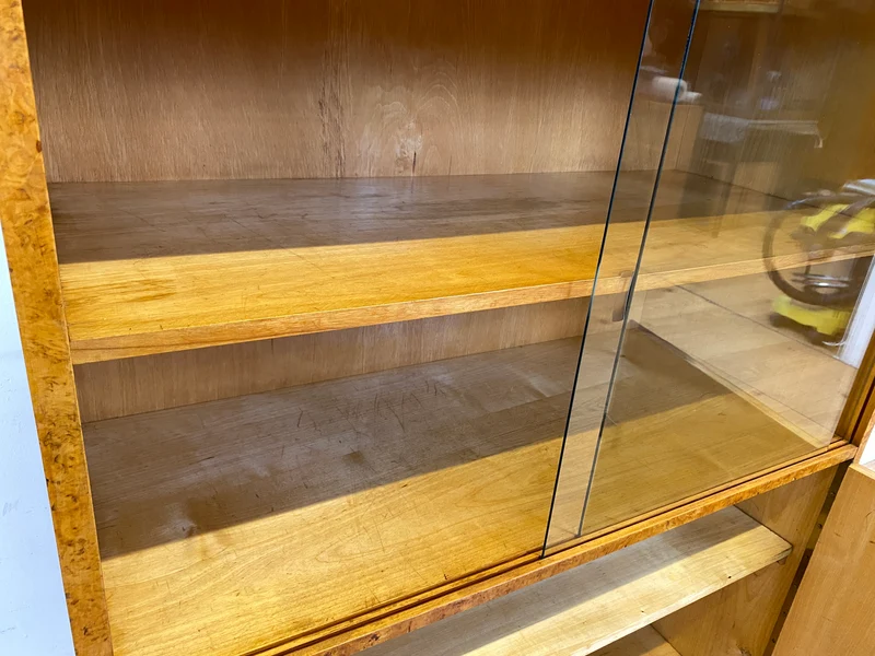 Stilvolle 50er Jahre Vitrine aus vollem Holz in Maserbirke