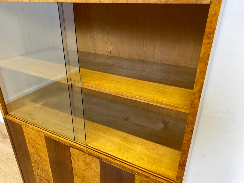Stilvolle 50er Jahre Vitrine aus vollem Holz in Maserbirke