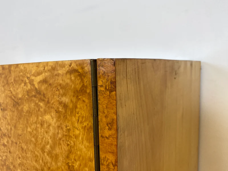 Stilvolle 50er Jahre Vitrine aus vollem Holz in Maserbirke